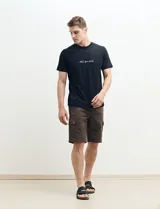 Remera azul marino de algodón con cuello redondo y estampado frontal con la frase "All you need" en color celeste.