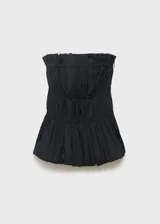 Top strapless negro con cuerpo fruncido y bajo abullonado.