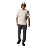 Pantalón de aventura para hombre color gris oscuro, de corte recto, con cintura elástica, cinturón integrado, bolsillos laterales y trasero con cierre a presión. Confeccionado en tejido de secado rápido con protección solar UPF 50 y tecnología Omni-Shield™ que repele la humedad y resiste las manchas.