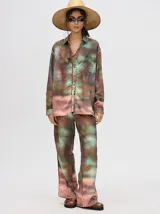 Camisa oversize celeste con estampado tie-dye, bolsillo en el pecho con bordado y terminaciones con ribete en contraste.