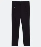 Pantalón skinny negro de la marca Cortelle, con cierre frontal y bolsillos laterales con cremallera. Presenta aberturas pequeñas en los tobillos.