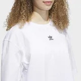 Remera Adidas Essentials de corte cropped, color blanco, con logo pequeño en el centro del pecho.