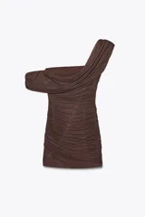 Vestido corto marrón de escote recto y tirantes asimétricos. Tejido combinado a tono en tul con frunces. Cierre lateral con cremallera oculta en costura.