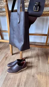 Zapato bajo marrón de cuero, con detalle de cuero texturizado en el talón.