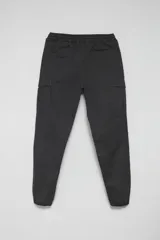 Pantalón cargo estilo jogger color gris oscuro, con bolsillos laterales y tobillos ajustados con elástico.