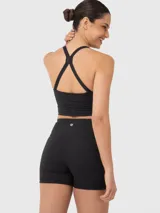 Top deportivo negro con breteles finos y espalda cruzada.