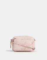 Bandolera pequeña de cuerina color rosa pálido con estampado floral multicolor. Tiene bolsillo frontal con cierre, correa regulable, cierre superior y tag metálico con logo.