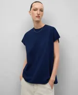 Camiseta azul marino de algodón orgánico, corte holgado, cuello redondo y mangas cortas japonesas.