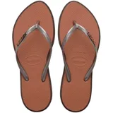 Ojotas Havaianas Slim Point color crema con contorno verde oscuro y logo en las tiras.