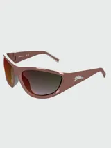 Lentes de sol deportivos Longchamp con montura envolvente color borgoña metalizado y detalles en blanco en el interior de las varillas. Las micas son degradadas con tonos rojizos y grises. Presentan el logo del caballo al galope en las varillas.