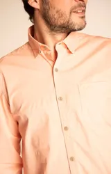 Camisa amarilla de algodón orgánico, manga larga con botones de madera, cuello italiano, calce regular, bolsillo de pecho con logo bordado.