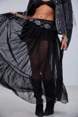 Pollera larga de microtul negro, con cintura elástica y detalles de aros metálicos y tachas.