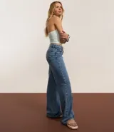 Pantalón de jean wide leg color celeste con bolsillos, trabillas y detalle de tachuelas plateadas.