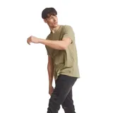 Remera verde militar de manga corta y cuello redondo.