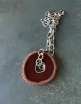 Collar con cadena dorada de eslabones grandes y dije de piedra ágata verde. Cada dije es único y puede variar ligeramente de la foto.