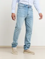 Pantalón de jean de corte recto, color azul.