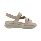 Sandalia de plataforma color oro viejo o bronce, con tiras anchas ajustables con velcro en el empeine y tobillo. Presenta plantilla acolchada y suela gruesa y flexible.