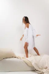 Bata kimono blanca de algodón con bordado tipo broderie, manga al codo y lazo a juego.