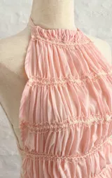 Top rosa de gasa con cuello halter y volados.