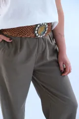 Pantalón de corte sastrero color verde seco, confeccionado en lino italiano.