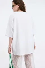 Remera color beige con cuello en V y estampado con la palabra 'Authentic' y una estrella.