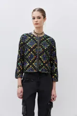 Saco corto negro con estampado geométrico multicolor, de corte recto y mangas 3/4.