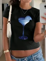 Remera blanca de algodón con estampado de cerezas rojas con moño. Corte clásico y mangas cortas.