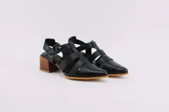 Sandalia de cuero negro con punta cerrada, tiras cruzadas y taco de madera.