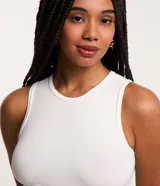 Musculosa blanca básica sin estampa, de cuello redondo y corte ajustado. Confeccionada en tejido de poliamida y elastano.