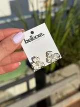 Par de caravanas con forma de flor blanca con borde dorado y centro con perla y strass.