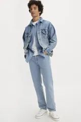 Pantalón de jean celeste de corte recto, tiro alto y botón en la bragueta.