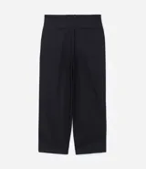 Pantalón negro de corte baggy confeccionado en sarga de sastrería, con cintura con trabillas, bolsillos y detalle de pliegues.