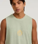 Musculosa masculina color verde menta, con efecto desteñido (stone wash) y estampado circular en la espalda con el texto "Soul Body Mind" y un mapa del mundo en el centro.