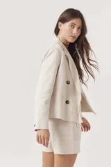 Short de vestir color amarillo mostaza, de corte recto y tiro alto.