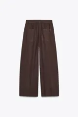 Pantalón marrón de tiro medio y pierna ancha, con cintura elástica ajustable con cordones.