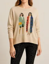 Sweater beige de lanilla con cuello redondo y estampado de dos figuras femeninas.