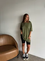 Remerón de morley de viscosa en color beige, de corte oversized con cuello redondo y mangas cortas.