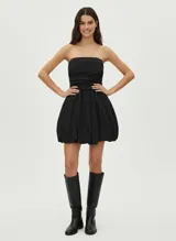 Vestido corto strapless negro con falda abullonada y forro interior.