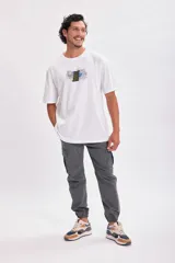 Pantalón cargo jogger gris oscuro con bolsillos laterales y tobillos ajustados.