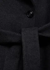 Abrigo largo gris oscuro de paño con cuello solapa, cierre cruzado con botones y cinturón.