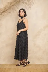 Vestido largo color rosa viejo, con breteles finos y escote en V. Presenta flecos diagonales en toda la prenda.