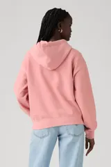 Buzo hoodie rosa con logo de Levi's bordado en el frente y bolsillo tipo canguro.