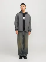 Campera gris con capucha ajustable con cordón, cierre frontal con cremallera, bolsillos delanteros con cierre y puños de canalé.