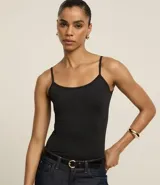 Musculosa básica de poliamida color negro, con breteles finos y escote redondo.