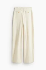 Pantalón ancho color crema en tejido bouclé con elástico en la cintura y bolsillos decorativos con botón dorado.