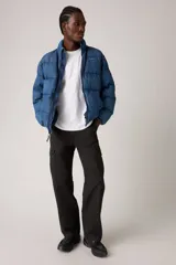 Pantalón largo de gabardina color negro, corte holgado, con bolsillos laterales tipo cargo y bolsillos traseros con solapa.