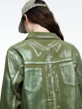 Campera corta de denim color rojo con textura metalizada, cuello camisero, cierre frontal con botones a presión, bolsillos de parche en el pecho y ruedo desflecado.