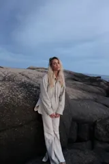 Campera de cuero marrón con cuello clásico, cierre frontal con botones y bolsillos con solapa.