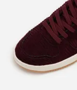Championes de corduroy color borgoña con detalles en cuero sintético color crema.