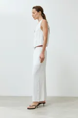Pantalón blanco de lino, corte wide leg y cintura elastizada.